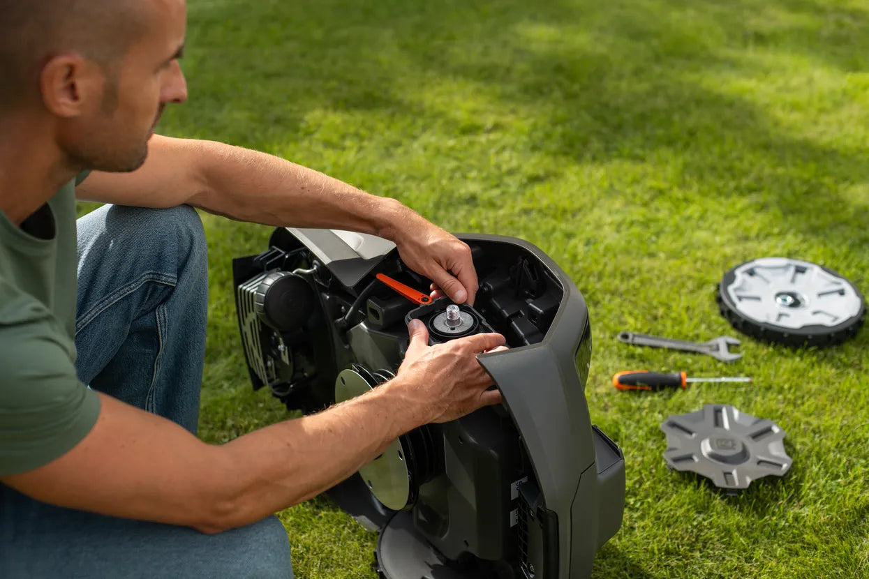 Automower_Wheel_Cleaner_Husqvarna_Installing