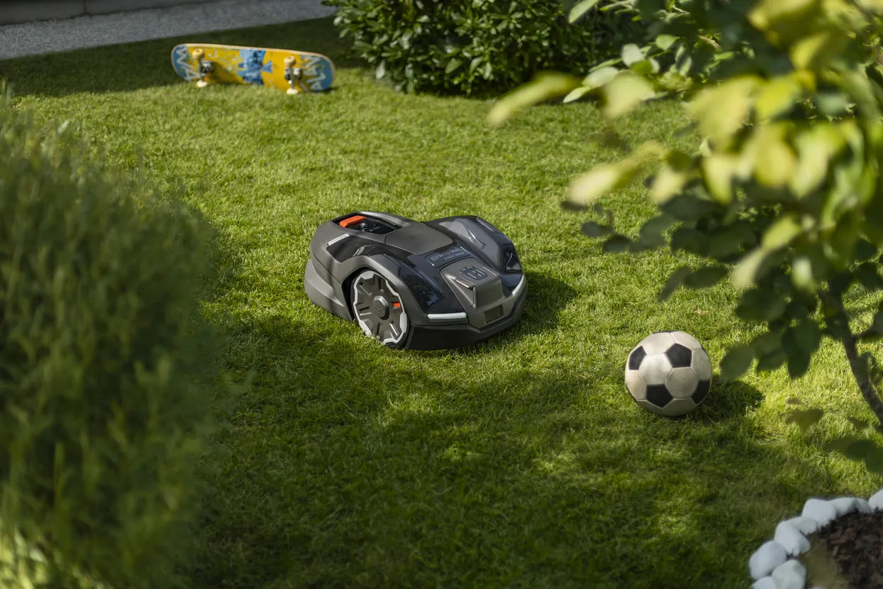 Husqvarna Automower 410XE NERA Robotic Lawn Mower 970654406 Avoiding the Ball